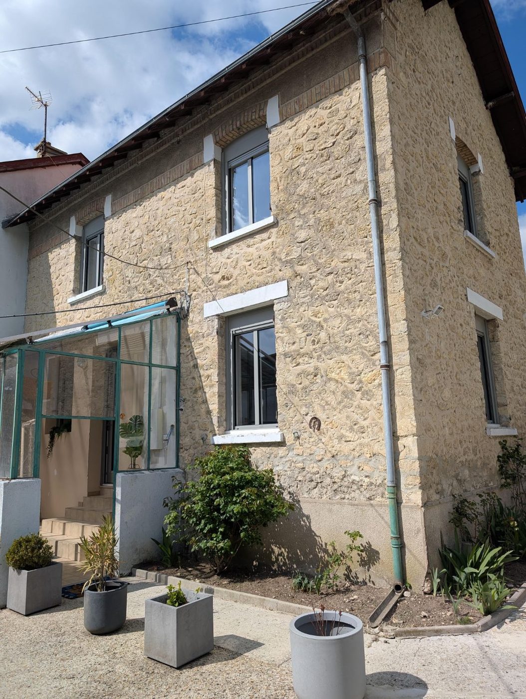 La maison de pierre qui abrite le cabinet, près de Reims